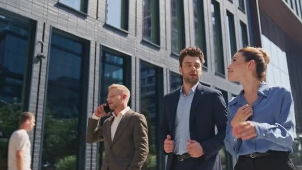 Kontor Medarbetare Promenader Gatan Ler Njuter Kommunikation Framgångsrika Tre Affärsmän — Stockvideo