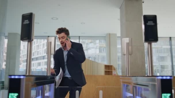 Uomo Non Può Entrare Tornello Ufficio Fretta Lavorare Smartphone Parlando — Video Stock