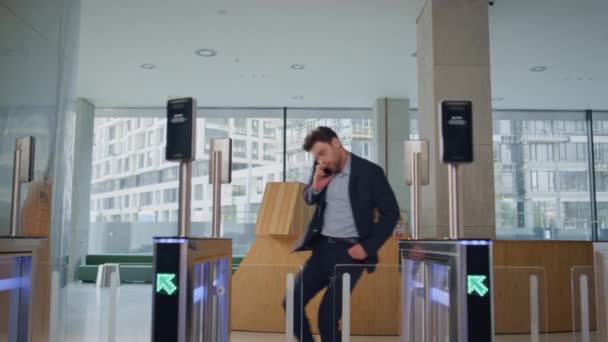 Ofis Çalışanı Otomatik Kapıları Olan Konuşan Cep Telefonuyla Ofise Giriyor — Stok video
