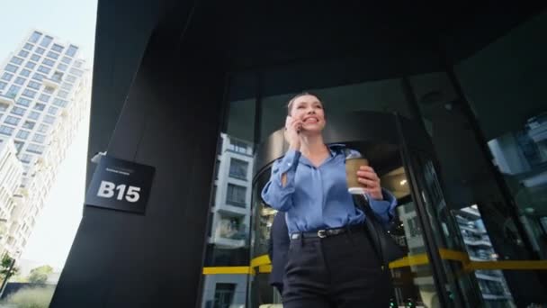 Wesoła Bizneswoman Odbierająca Telefon Komórkowy Opuszczająca Centrum Biurowe Uśmiechnięta Elegancka — Wideo stockowe