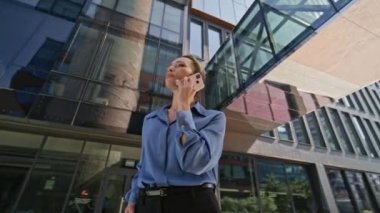 Modern kasaba bölgesinde zarif bir bayan cep telefonunu arıyor. Başarılı bir iş kadını akıllı telefonların durduğu caddede iş görüşmesi ayarlıyor. Güzel bayan patron cep telefonu konuşmalarında sorunları tartışıyor..