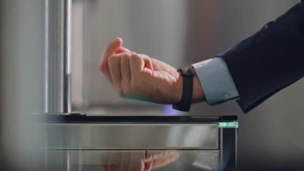 Рука Смарт Годинником Торкається Сенсорної Панелі Управління Розблоковує Офісний Стелаж — стокове відео