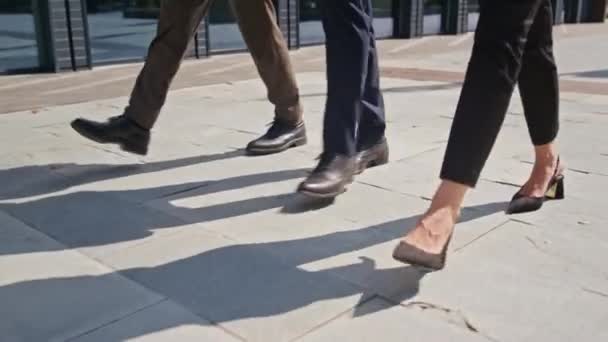 Tres Pares Piernas Caminando Pavimento Día Soleado Cerca Pies Irreconocibles — Vídeos de Stock
