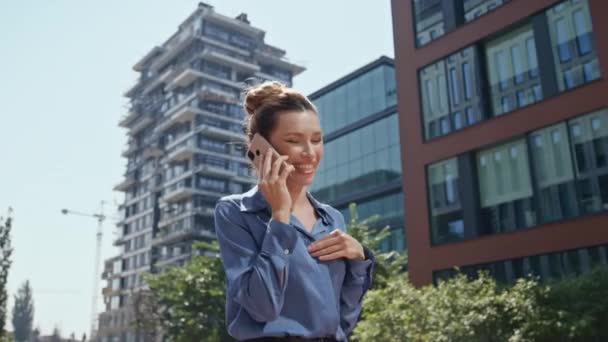 사업가 핸드폰 말하기 거리에 즐거운 대화를 클로즈업 매력적인 스마트 통화를 — 비디오