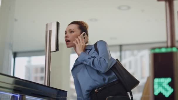 Office Portões Eletrônicos Fechando Frente Mulher Gerente Apressando Para Trabalho — Vídeo de Stock