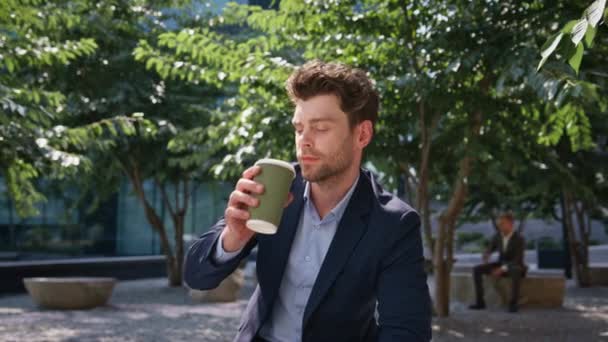 Udany Szef Pije Kawę Wynos Siedząc Samotnie Słonecznym Parku Przystojny — Wideo stockowe