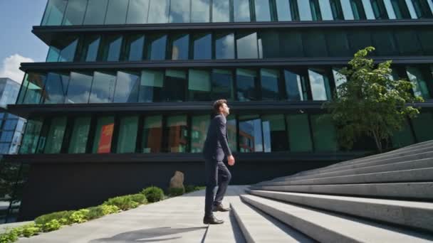 一个穿着华丽西服 阳光灿烂的早晨上楼去的商人 成功的企业家匆忙地走在城市的楼梯上参加商务会议 优雅的办公室经理走上了现代区的楼梯 — 图库视频影像