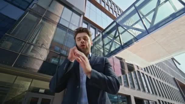 Homem Ceo Argumentando Smartphone Gesticulando Emocionalmente Centro Perto Empresário Enfurecido — Vídeo de Stock