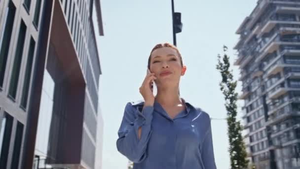 럭셔리 소녀는 비즈니스 회의에서 서둘러 거리에 클로즈업 스마트 햇볕이 산책을 — 비디오