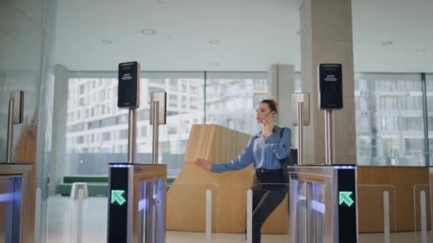 Nespokojená Žena Vstupuje Kancelářské Turniket Mluvící Smartphone Spěchající Manažerka Nemůže — Stock video