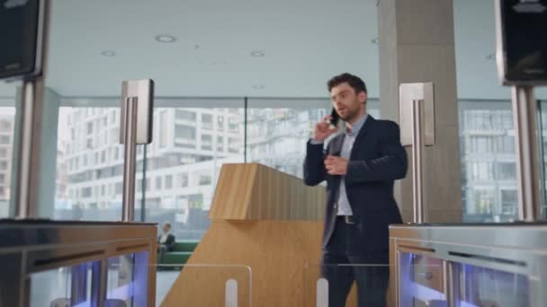 Kafası Karışmış Adam Turnikeli Modern Ofis Akıllı Telefondan Konuşuyor Adamı — Stok video