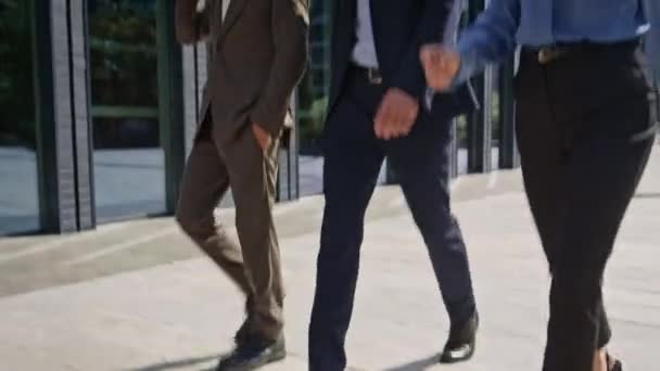 Деловые Ноги Шагают Улице Солнечным Утром Трое Счастливых Коллег Офису — стоковое видео