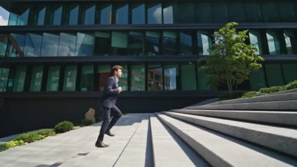 Впевнений Чоловік Йде Сходами Міській Вулиці Поспішає Офісні Роботи Багатий — стокове відео