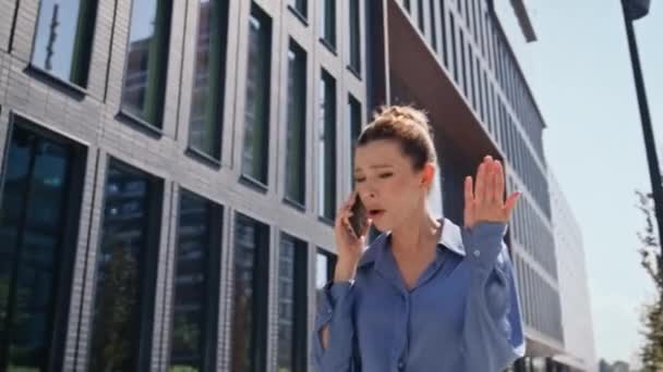 Stressed Business Woman Calling Walking Urban Street Sunny Morning Nervous — Stock Video