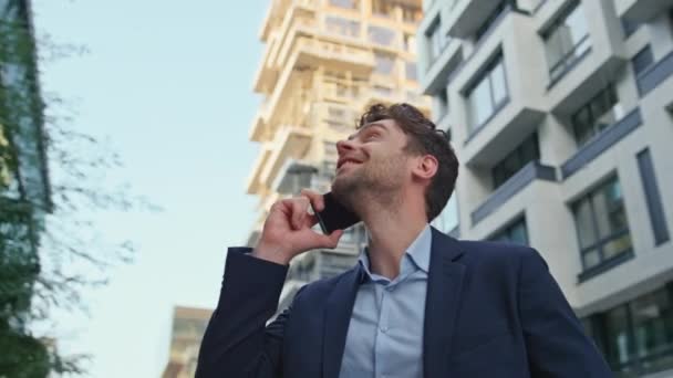 Happy Betelefonált Utca Modern Lakónegyedébe Jóképű Üzletember Mosolyog Élvezi Telefonbeszélgetéseket — Stock videók