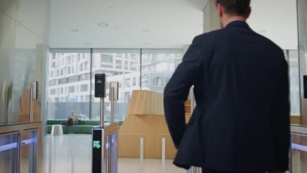 Zarif Adamı Turnikeyi Açmak Için Akıllı Kaset Kullanarak Ofis Binasını — Stok video
