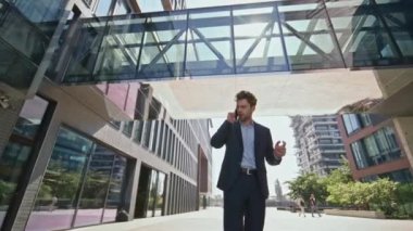 Sinirli bir çalışan, kötü haberler caddesinde duygusal tepkiler vererek aramayı bitirir. Sinir bozucu yönetici, işten kovulduğu için sinirli bir şekilde akıllı telefondan konuşuyor. Stresli ofis çalışanı iş yerindeki cep telefonunu kapattı.