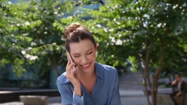 Wesoła Bizneswoman Rozmawiająca Przez Telefon Trzymająca Filiżankę Kawy Ulicy Uśmiechnięta — Wideo stockowe