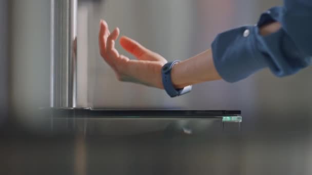 在感应器面板的电子转门特写镜头上 妇女用手轻拍 无法辨认的女商人使用智能手表通过办公室的安全门 经理通过自动入口 — 图库视频影像