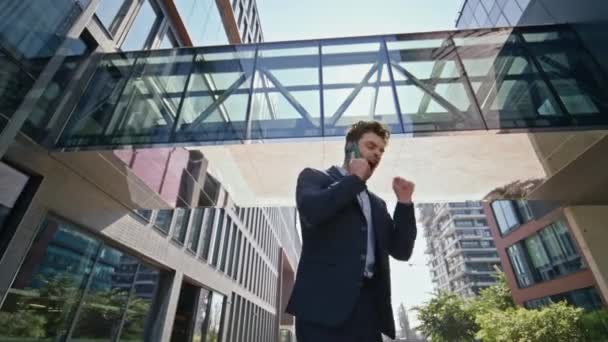 Angry Boss Shouting Smartphone Conversation Standing Modern Street Irritated Businessman — Stock Video