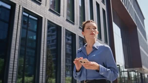 Elegant Lady Scrolling Smartphone Sunny Street Close Confident Businesswoman Looking — Stock Video