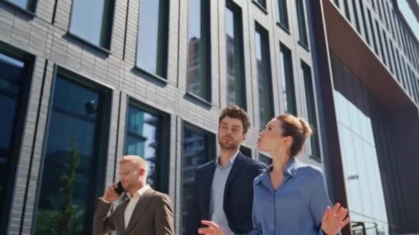 Τρεις Επιχειρηματίες Πηγαίνουν Στη Δουλειά Γραφείου Ηλιόλουστο Πρωί Trendy Επιχειρηματίας — Αρχείο Βίντεο
