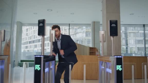 Arbeiter Scheiterten Beim Betreten Von Toren Die Zum Büroarbeitsplatz Eilten — Stockvideo