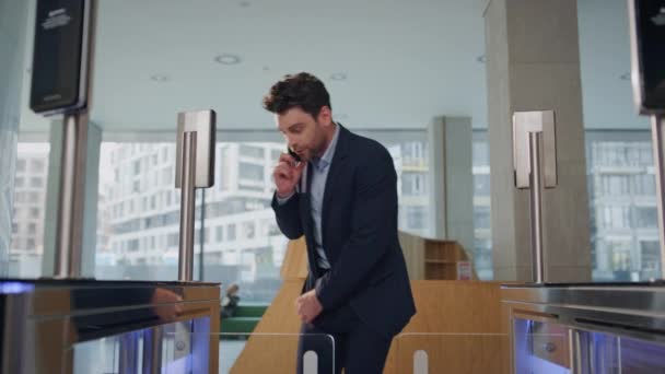 Turnike Için Kart Arayan Bir Adam Aceleyle Ofise Gidiyor Modern — Stok video