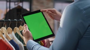Mağaza asistanı Moda dükkanında hesap bilgisayarı araklıyor. Tanımlanamayan satış müdürü son moda alışveriş merkezinde çalışan yeşil ekranı tıklatıyor. Kromakey dijital tablet kullanan bir işçi