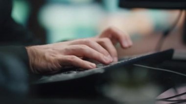 Bilgisayar korsanı elleri veri tabanında klavyeyi kırarak siber güvenliği kırıyor. İsimsiz maskeli adam karanlık odada yazılım zayıf noktaları buluyor. Kapüşonlu adam monitörlere bakıyor. Siber suç kavramı