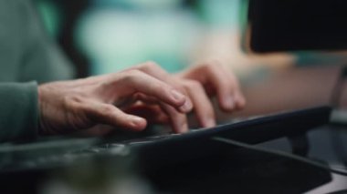 Programcı elleri veri merkezi kontrol odasında çalışan klavyeyi daktilo ediyor. Bilinmeyen profesyonel yazılım kodlama dili iş başında. Sistem mühendisi sadece sunucu odasında bilgisayar mesajı gönderiyor