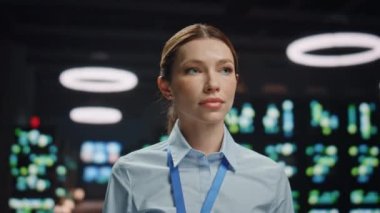 Portre işkadını veritabanı poz veriyor. Kamera görüntüsü alan sistem yöneticisi kadın siber güvenlik bürosuna yakın çekim yapmış. Resmi giyinmiş ciddi bir kadın sunucu odasına bakıyor.