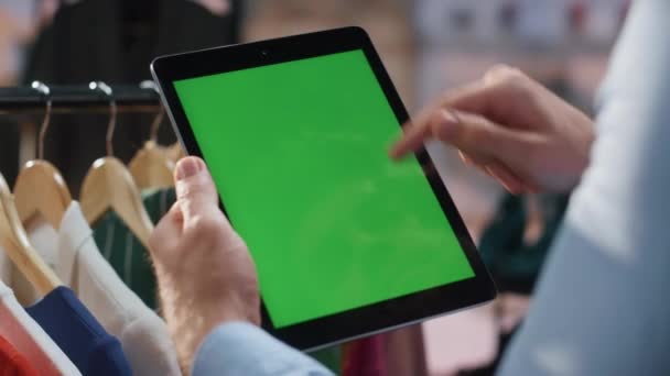 Работник Магазина Зеленого Экрана Проверяет Планшетную Информацию Анализируя Крупный План — стоковое видео