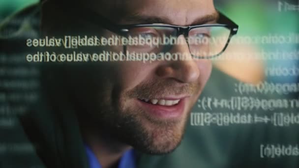 Щасливий Експерт Який Створює Код Голограмі Даних Крупним Планом Усміхнений — стокове відео