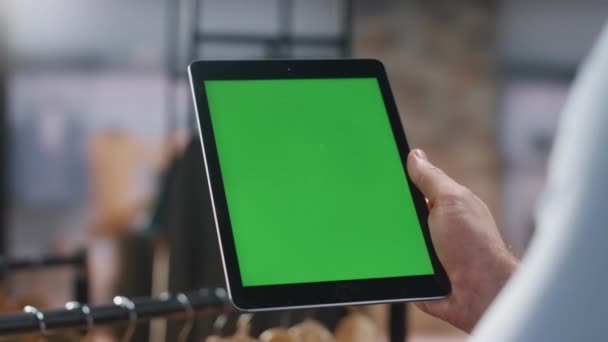 Mužské Ruce Držící Tabletu Zeleného Plátna Shromažďují Údaje Výrobě Butiku — Stock video