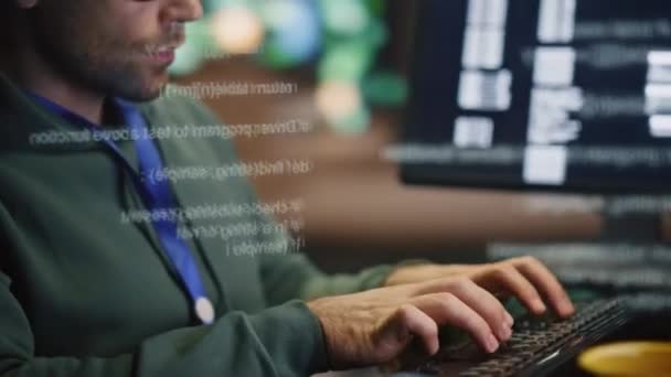 Προγραμματιστής Χέρια Πληκτρολογώντας Πληκτρολόγιο Εργασίας Υπολογιστή Στο Ολόγραμμα Δεδομένων Closeup — Αρχείο Βίντεο