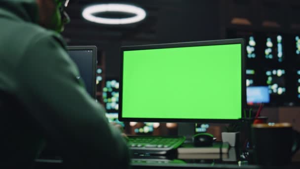 프로그래머 촬영에 컴퓨터 모크업 데이터베이스 센터에서 수없는 기술자 랙이있는 현대적인 — 비디오