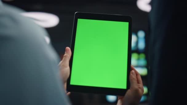 Biznesmeni Trzymają Zieloną Tabliczkę Przy Zbliżeniu Bazy Danych Nieznani Inżynierowie — Wideo stockowe