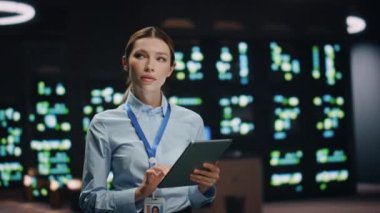 Bilgi işlem uzmanı kadın veri merkezinde tablet bilgisayarda çalışıyor. Başarılı bir iş kadını sunucu tarlası bulut hesaplama tesisi dijital cihaz ekranı daktilo ediyor. İş yerinde yardımcı arayan bir kadın