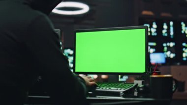 Hacker, yüksek teknoloji odasındaki kapalı devre veri krom anahtar bilgisayarı yazıyor. Tanımlanamayan casus programcı sadece karanlık veritabanı merkezindeki güvenlik sistemi sunucularını hackliyor.