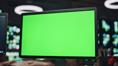 Veritabanı kapanış noktasında bilgisayar kodlaması yapan adam. Bilinmeyen yazılım mühendisi gece işyerinde kromakey pc yazan program kodu yazıyor. Teknoloji ofisinde geç saatlere kadar çalışan çalışkan bir programcı. 