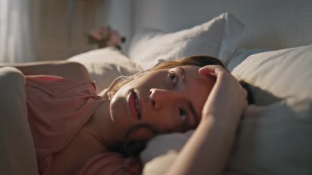 Närbild Morgon Flicka Vila Bekväm Säng Leende Kvinna Som Drömmer — Stockvideo