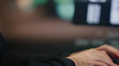 Bilgisayar korsanı elleri veri hologramında klavyeyi kırıp siber güvenliği kırıyor. İsimsiz maskeli adam karanlık odada yazılım zayıf noktaları buluyor. Kapüşonlu adam monitöre bakıyor. Siber suç kavramı