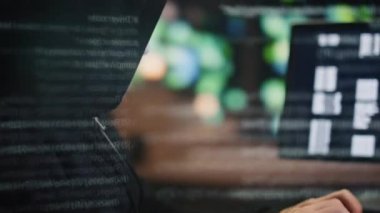 İsimsiz hacker veri yansıma odasındaki sunucuları kırıyor. Kapüşonlu tehlikeli maskeli adam içeride şifrelerle çalışıyor. Casus kraker sistemi sadece karanlık atmosferde virüs ile zehirliyor.