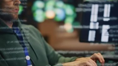 Sistem mühendisi, veri hologramında çalışan klavye kodlama bilgisayarını kapatıyor. İş yerinde profesyonel programlama dili yazmakla meşgul. Programcı veritabanı kontrol odasında bilgisayarla mesajlaşıyor.