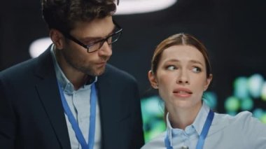 Veri tabanında yakın planda konuşan iki iş arkadaşı. Sunucu odasındaki teknisyen meslektaşımla tanılama yapan kendinden emin bir bilişim yöneticisiyim. Sunucu raflarının yanında çalışan geliştiriciler 