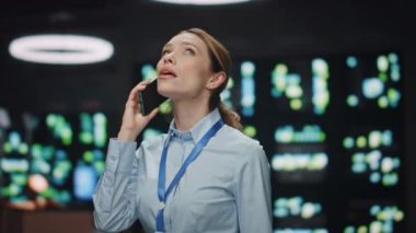 Kadın bilişim uzmanı, raftaki sunucu odasından cep telefonunu arıyor. Bilgisayar bilimci kadın veri tabanında cep telefonuyla konuşuyor. Bilgi işlem mühendisi, akıllı telefondan konuşuyor. Teknoloji bürosundaki mesafeyi arıyor.