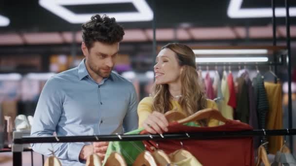Modern Giyim Mağazasından Alışveriş Yapan Birkaç Müşteri Erkek Perakende Satış — Stok video