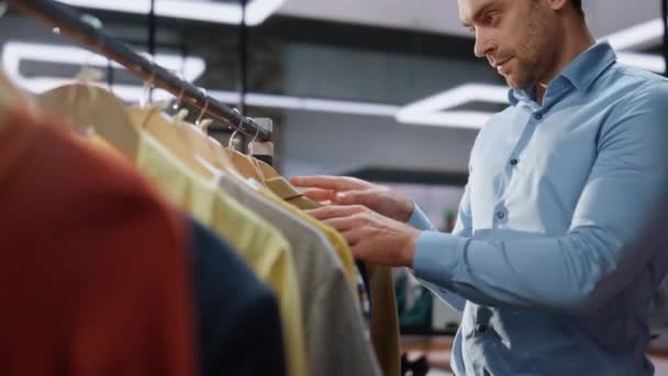 Loja Trabalhador Procurando Roupas Boutique Closeup Assistente Loja Verificando Itens — Vídeo de Stock