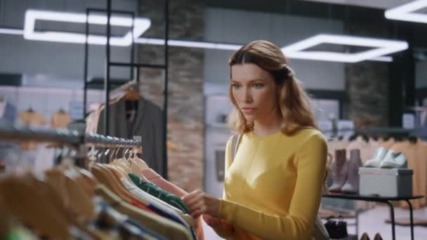 Kobieta Klient Szuka Ceny Wybierając Ubrania Butiku Zbliżenie Nerwowy Kupujący — Wideo stockowe